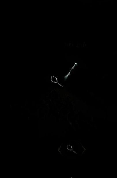 隐村全景画面，木质房屋错落分布，天空泛着诡异绿光