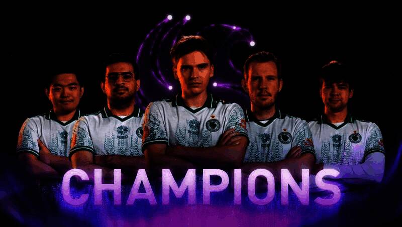 Team Falcons战队高举冠军神盾庆祝胜利，队员激情相拥，舞台灯光璀璨