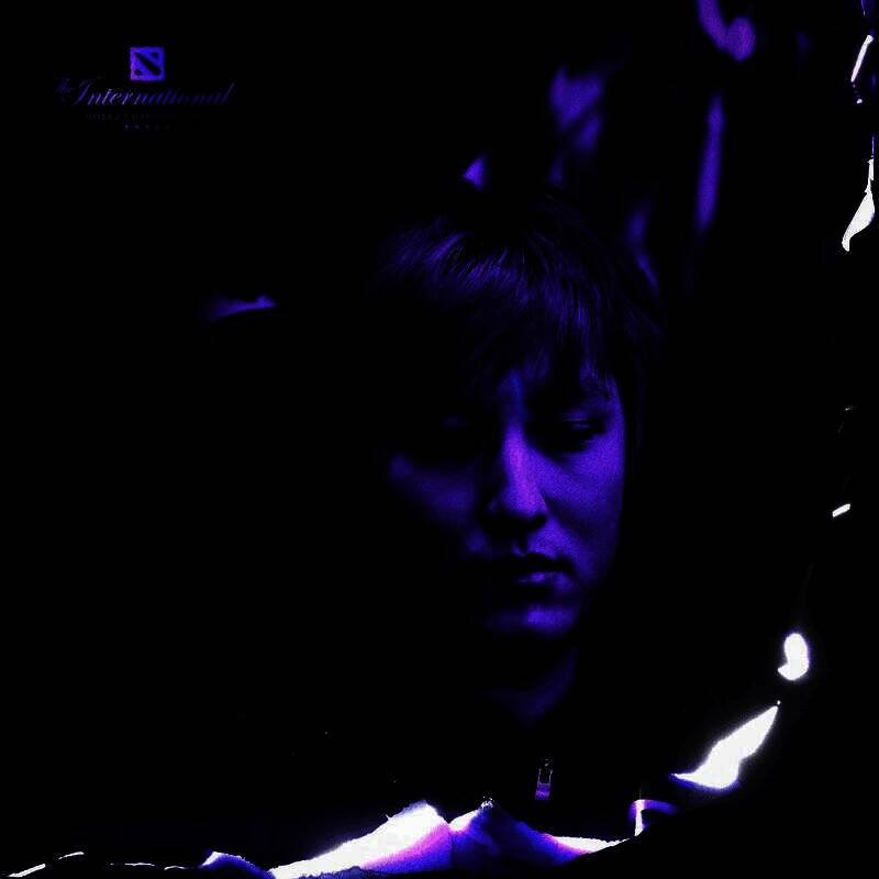 选手专注操作，屏幕光影映照在脸上，手速惊人