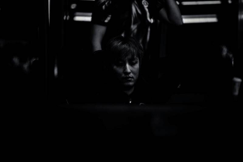 解说台上激情呐喊，数据面板实时更新胜负概率