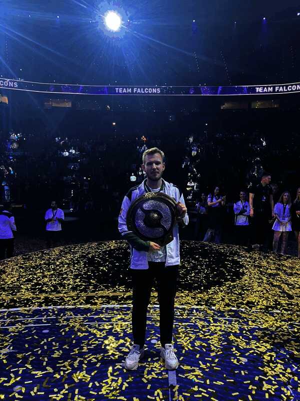 颁奖仪式上，XG队员微笑鼓掌，Falcons高举奖杯欢呼