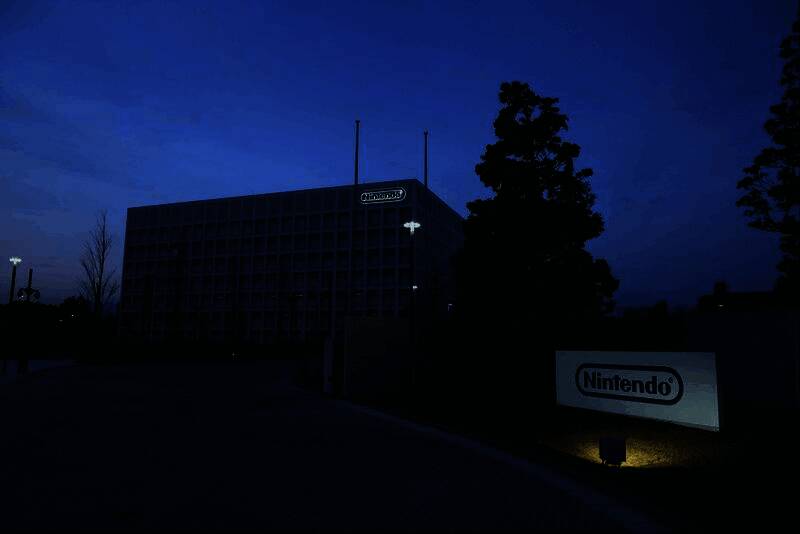 任天堂总部大楼外观，现代建筑与经典游戏角色雕塑并置，展现传统与创新融合