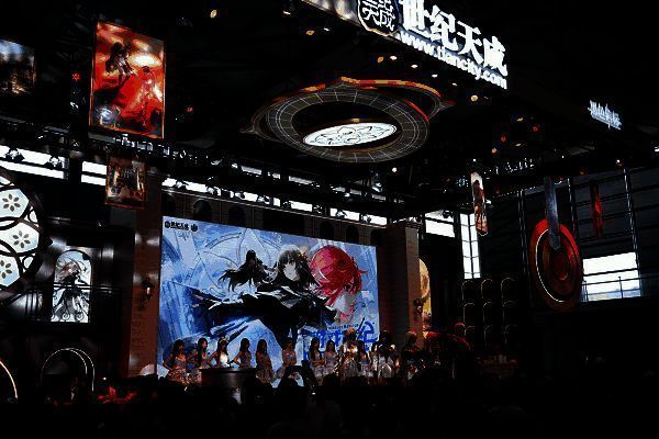 多位主要角色立绘展示，每位角色均身着融合未来科技与古代文明特征的独特服装