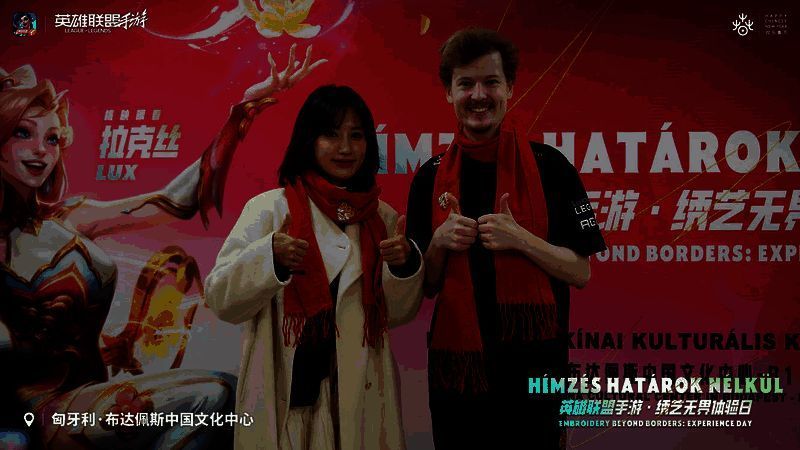 两位刺绣传承人分别指导Kesha与中国博主柴西学习对方国家的传统刺绣技法，桌上摆放着色彩斑斓的丝线与绣布