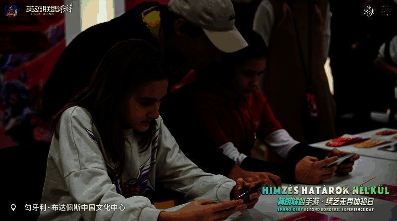 不同年龄层的玩家共同组队玩游戏，现场气氛热烈，笑声不断