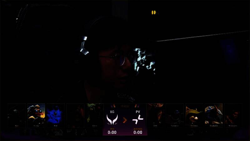 XXS在比赛中专注操作，手部特写显示其精准微操