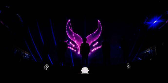 XXS与队友击掌庆祝关键胜利时刻，团队氛围热烈