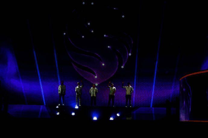 XXS站在舞台中央接受采访，眼神坚定充满斗志