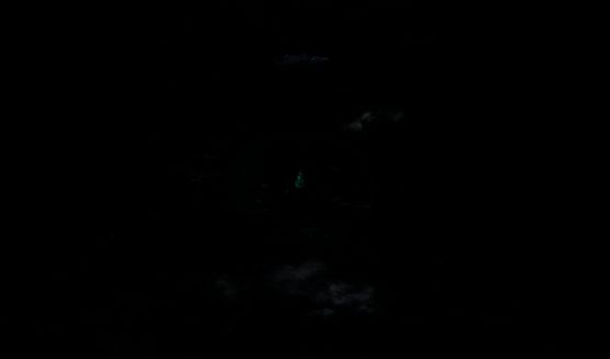 指挥舰释放声纳脉冲，探测海底隐藏的潜艇与水雷