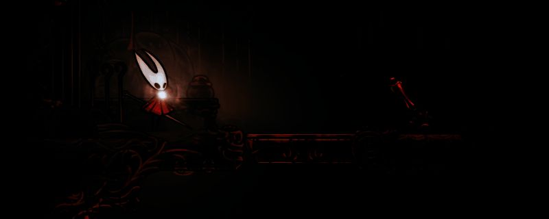 《空洞骑士：丝之歌》中隐藏房间内的苍白油展示，蓝色液体在石台上发光，周围布满古老符文雕刻