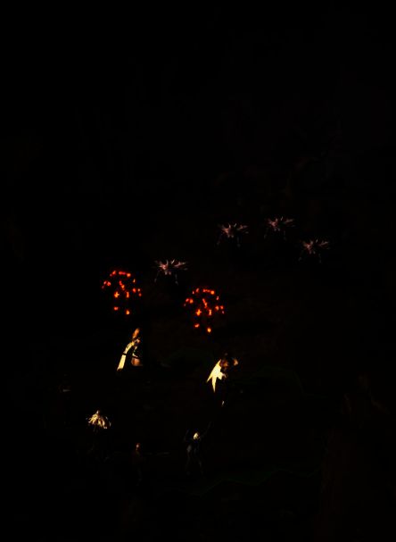 阿尔曼德在主城场景中的立绘形象，周围环绕功绩与金币图标，突出其资源产出特性