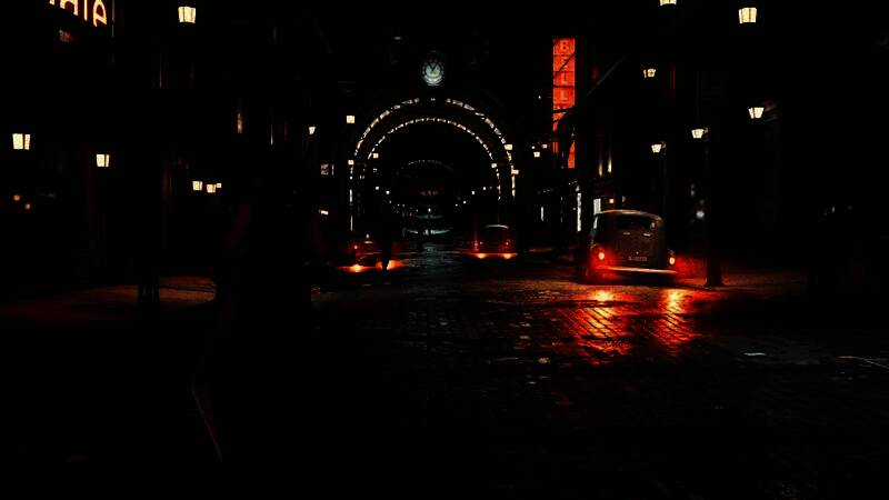 克劳德与萨菲罗斯在雨夜对峙的经典场景，闪电划破天空，气氛紧张