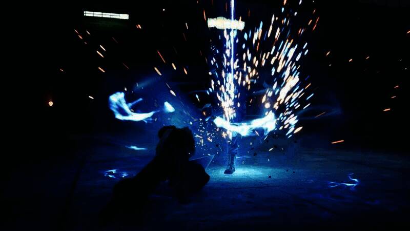 尤菲在通风管道中潜行的画面，手持手里剑准备偷袭巡逻守卫