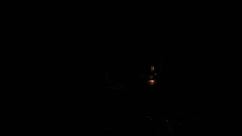 幽灵现身时刻的对比，重制版女鬼形象更加清晰可怖，眼神阴森逼人