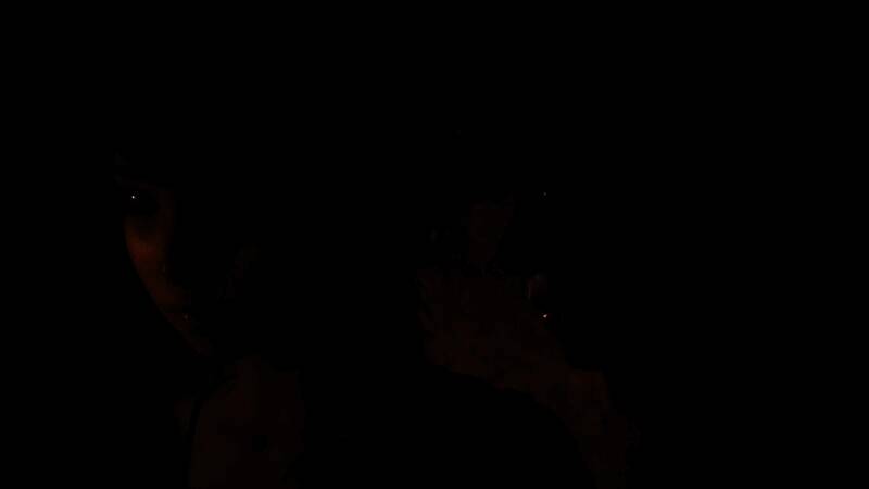 室外村落夜景对比，重制版灯光与雾气渲染极具电影质感