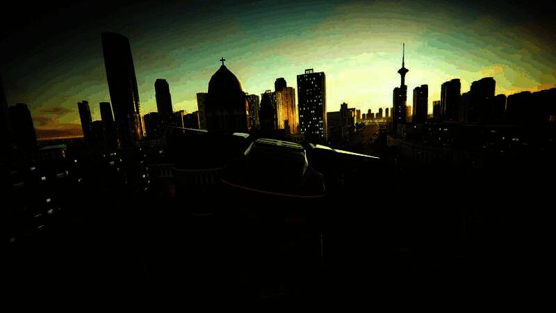 玩家角色在河边公路上进行水上漂浮驾驶，水花四溅，背景是现代化桥梁