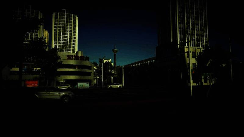 地下竞速赛道起点，多辆改装车蓄势待发，观众环绕四周气氛热烈