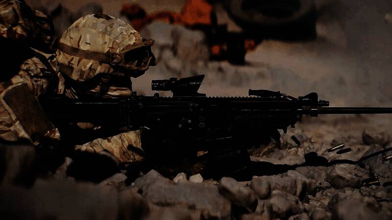 《战地6》测试版中玩家使用标记功能的画面，敌方角色头上显示鲜红色三角标记，队友可清晰看到目标位置