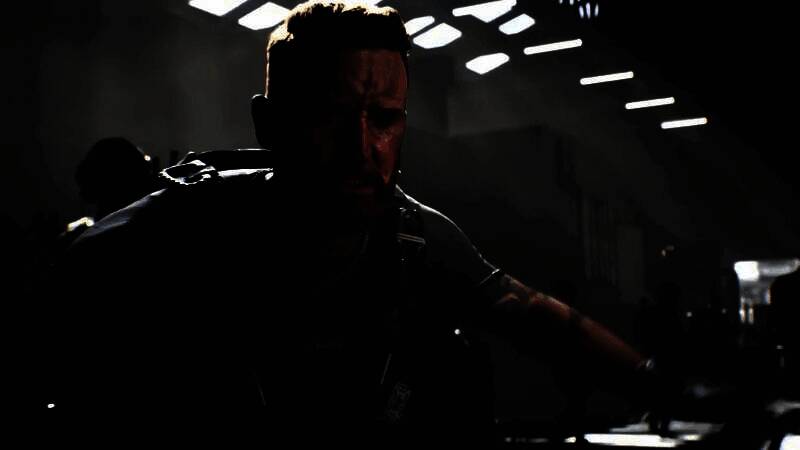 《战地6》游戏实机画面展示多人战场激烈交火场景，士兵在废墟中穿梭射击，爆炸特效震撼