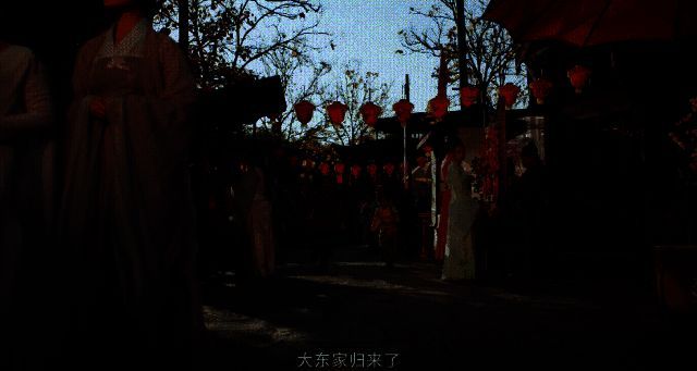 四大商帮东家齐聚一堂，身着各具地域特色的服饰，在议事厅内激烈讨论新品方案