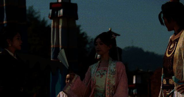 热闹的古代集市街道，百姓围拢在商队周围，孩子们兴奋地指着车上琳琅满目的商品