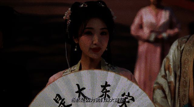 国际商展现场，外国商人围着摆放西瓜和大花袄的展台惊叹不已，纷纷竖起大拇指