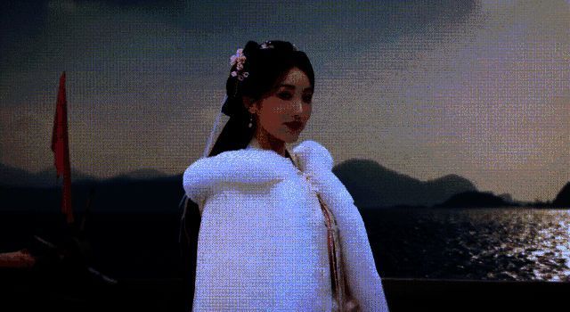 毛晓彤在片场认真观看剧本，导演正在指导拍摄细节