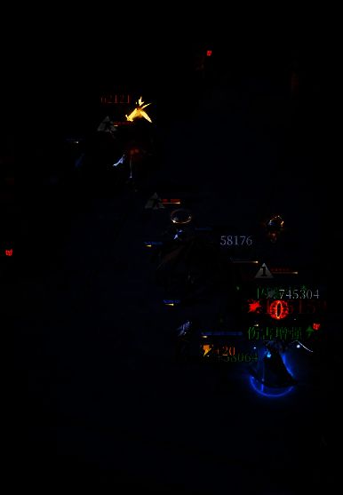 BOSS双眼泛起猩红光芒，一道诅咒光环锁定玩家队伍中最亮的头像，准备发动强力一击