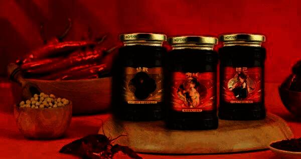 《封神再临》游戏内场景截图，展现恢弘的东方神话世界，宫殿林立，仙气缭绕，角色服饰细节精致