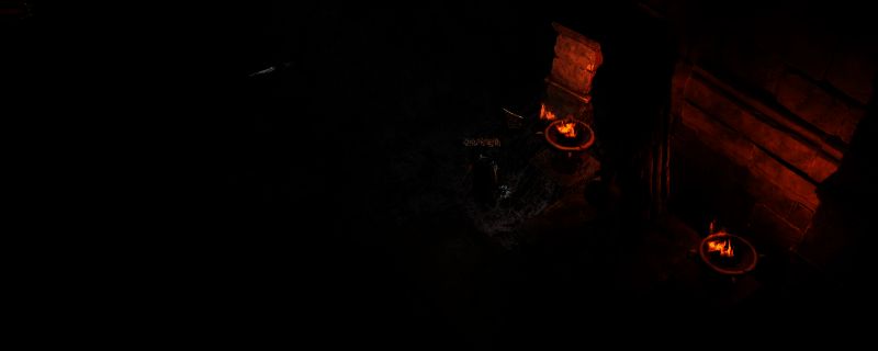 《泰坦之旅2》命运神殿迷宫内部场景，昏暗石壁环绕，远处有火把照明，地面布满古老符文，角色正准备释放技能对抗成群怪物