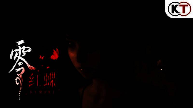 游戏中角色天仓澪手持射影机，在昏暗走廊中对准漂浮的女鬼，光影交错间充满紧张感