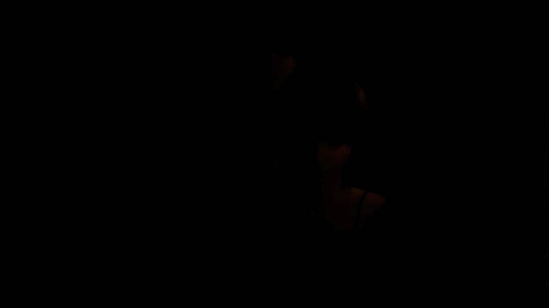 角色站在布满符纸的祭坛前，四周墙壁渗出血迹，空中悬浮着残破的婴儿衣物