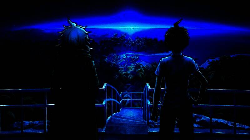 日常篇场景，学生们在海岛教室中交谈，窗外阳光明媚却暗藏危机