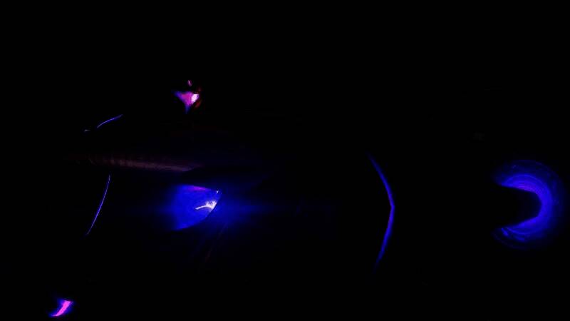 第一人称视角下，能量剑劈开一扇锈蚀的金属门，门后透出诡异绿光