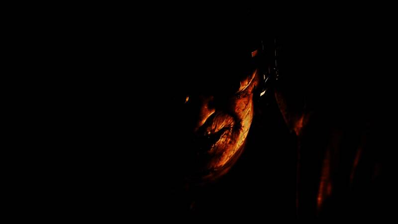 特写镜头下主角满脸血污，眼神充满恐惧与决绝，背景传来沉重的脚步声