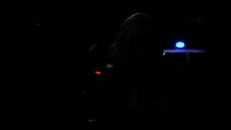 实验室内部全景，试管林立，地上散落着实验记录和残肢，极具压迫感