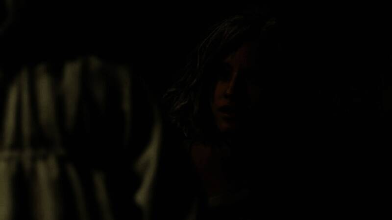 主角使用战术手电照亮密室，墙面上刻写着‘不要相信任何人’的警告语