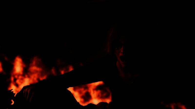 户外雪地追逐战场景，主角在暴风雪中奔跑，身后巨型怪物紧追不舍