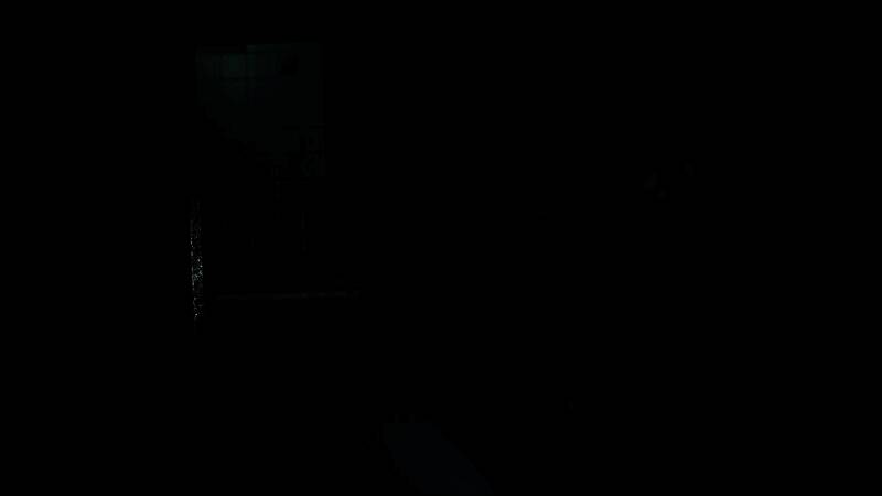 主角潜行穿过尸群，小心翼翼避免发出声响