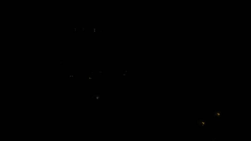 第一人称视角下射击敌人头部，慢动作展现爆头特效