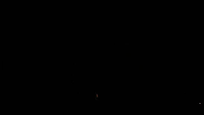 车辆驾驶片段，主角驾车逃离感染区，后视镜中可见大量追击者