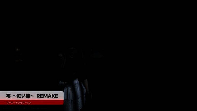 女主角手持射影机对准逼近的白衣女鬼，蓝色光晕在昏暗走廊中闪烁，紧张氛围拉满