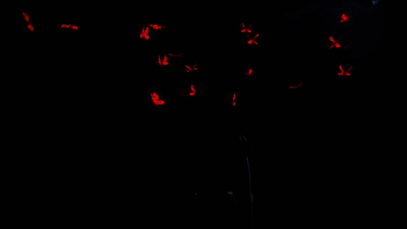 游戏标题LOGO首次亮相画面，‘零’字由鲜血缓缓滴落形成，背景为扭曲的人形剪影