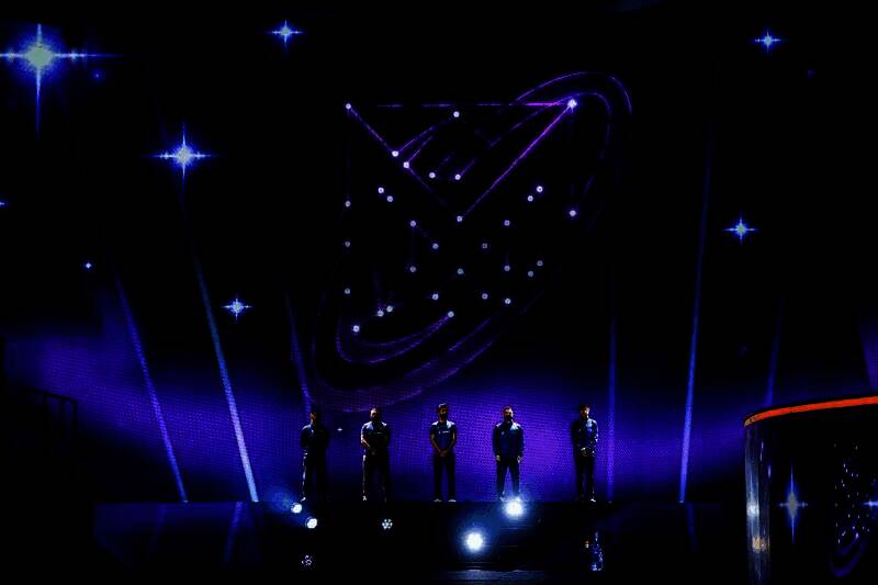 TI14赛事解说台，中外解说激情讲解比赛，屏幕显示关键团战回放