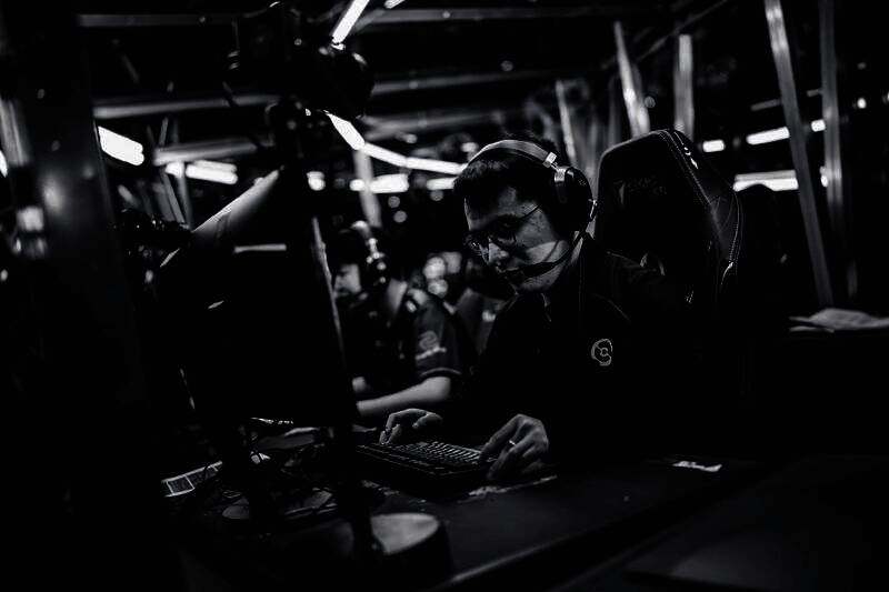 Nigma战队集体合影留念，手持队旗站在TI14舞台中央，灯光聚焦于他们身上