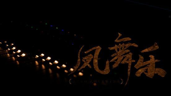 刘晓庆与武则天角色对比图，二者神态与气质高度契合，引发玩家热议