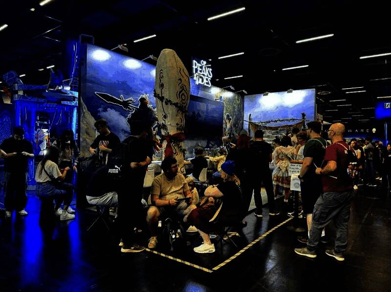 科隆游戏展现场，《山外山》展台人头攒动，玩家排队体验试玩Demo