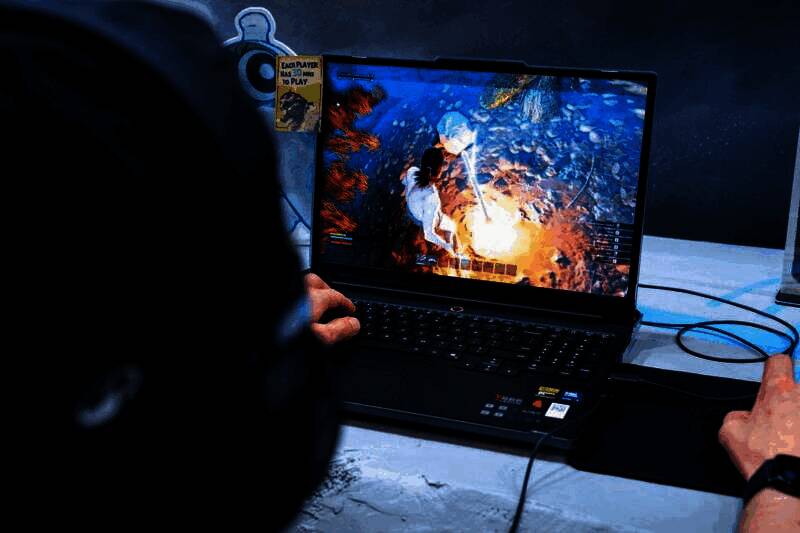 玩家在《山外山》Demo中操控角色与环境互动，引动洪水冲击Boss