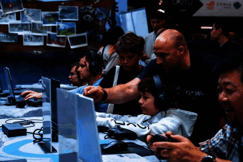 《山外山》游戏画面，展现古朴岛屿与神秘图腾建筑，氛围神秘而壮丽