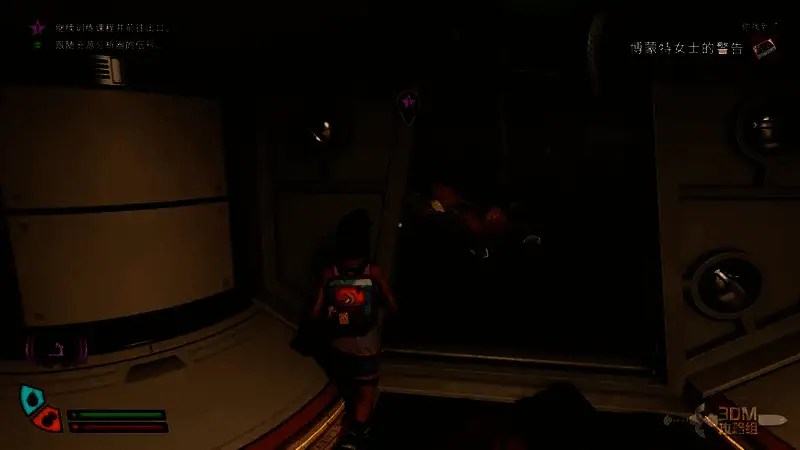 小房间内散落着瓶盖、回形针、树叶等微型物品，主角正在逐一拾取